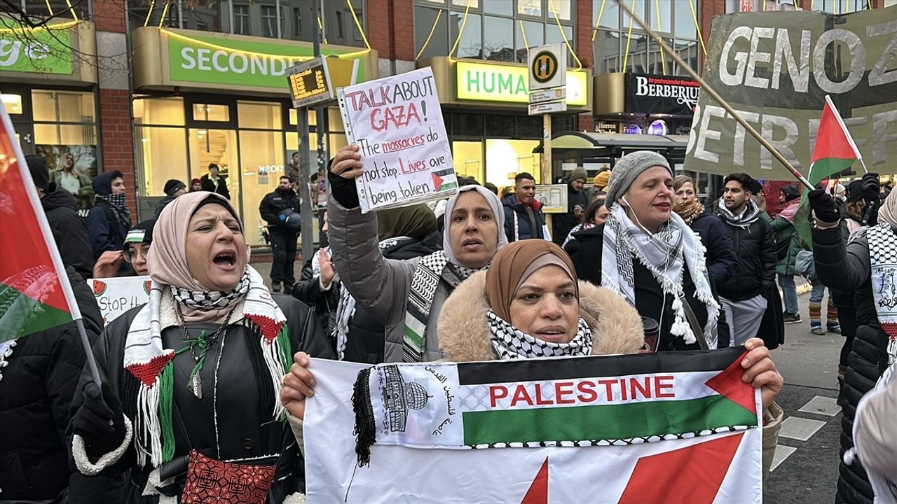 Berlin'de İsrail'in Filistin'e Saldırıları Protesto Edildi