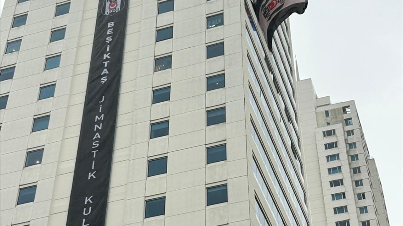 Beşiktaş'ta Fulya Krizi Çözüldü: Kulüp Arması Yerine Yerleştirildi
