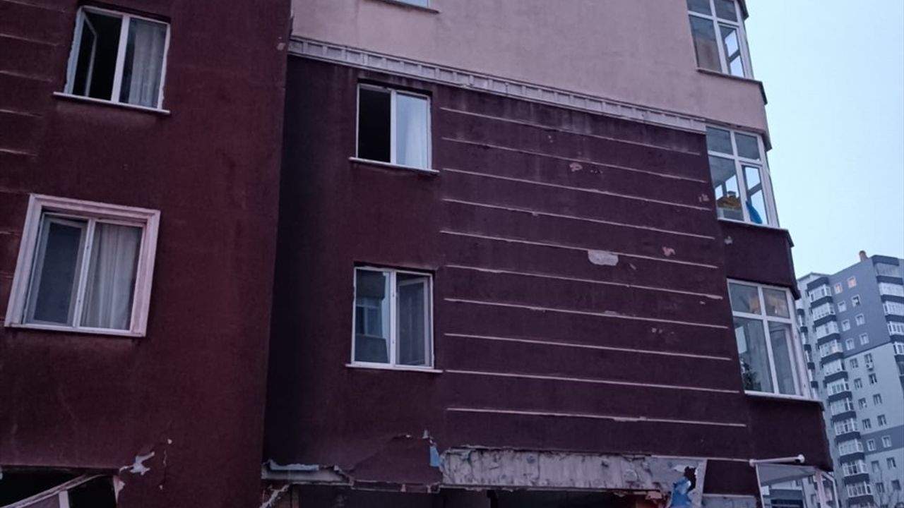 Beylikdüzü'nde Doğal Gaz Kaynaklı Patlama: Arama Çalışmaları Sürüyor