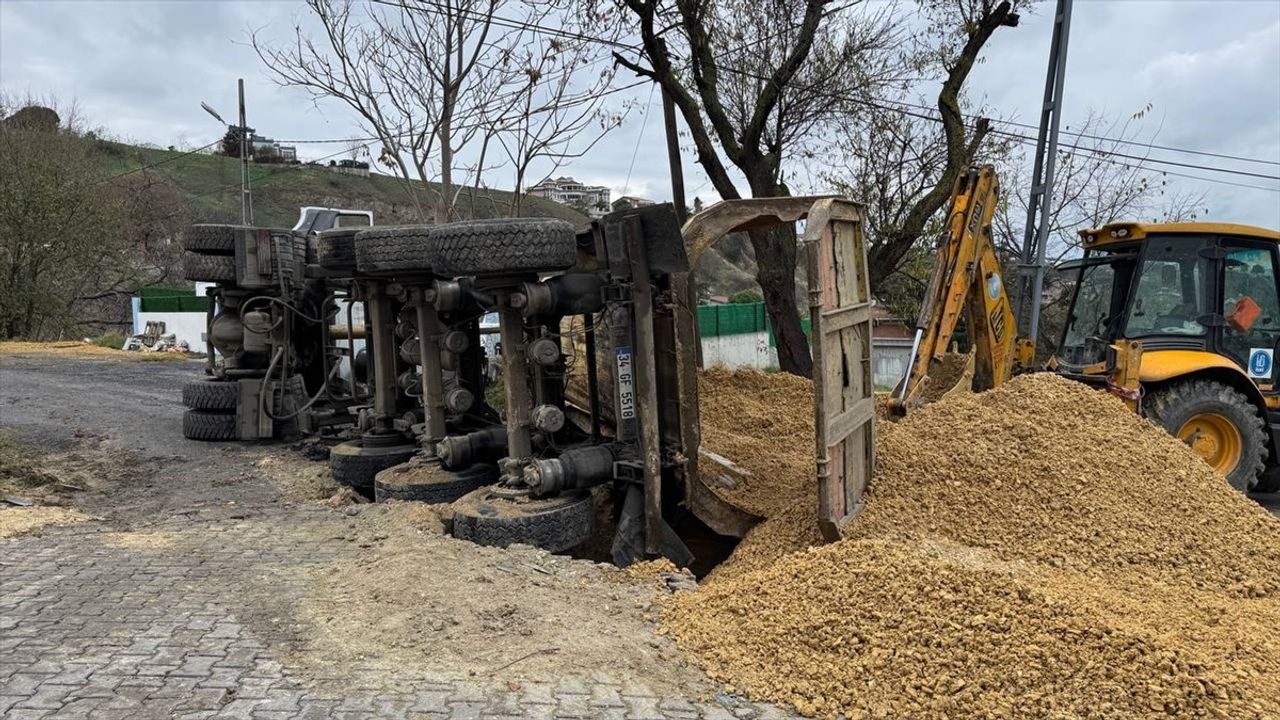 Beylikdüzü'nde İSKİ Çalışması Sırasında Hafriyat Kamyonu Devrildi