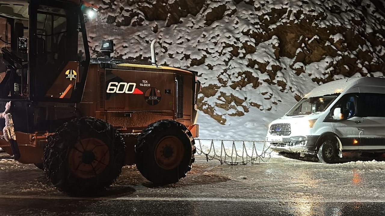 Bitlis'te Yoğun Kar Nedeniyle Mahsur Kalan 30 Kişi Kurtarıldı