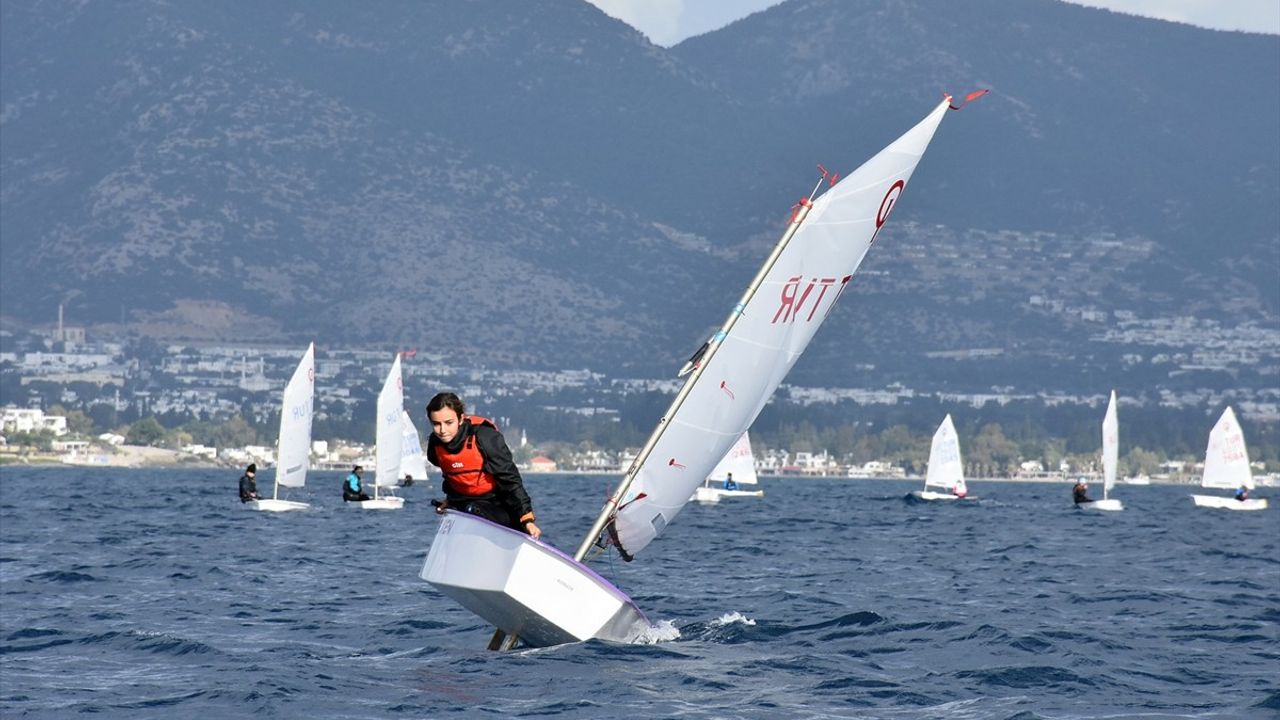 Bodrum'da Ablasının Anısına Düzenlenen Yelken Yarışlarında Mercan Dalgacı Birincilik Elde Etti