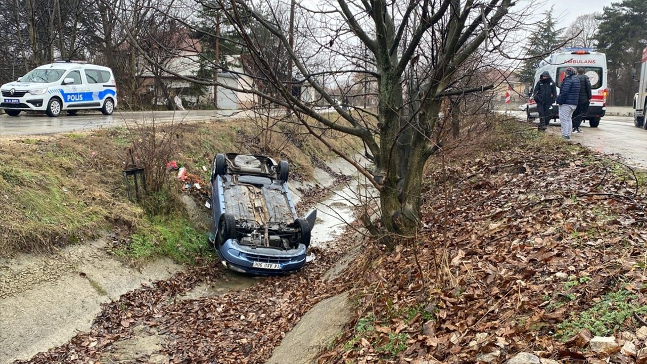 Bolu'da Su Kanalına Devrilen Otomobilin Sürücüsü Yaralandı