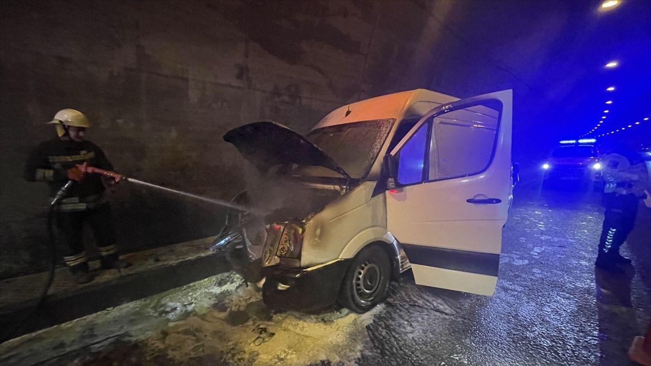 Bolu Dağı Tüneli'nde meydana gelen araç yangını ulaşımı aksattı