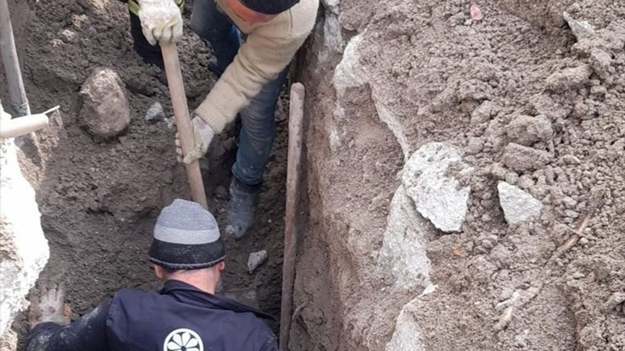 Burdur'da Kanalizasyon Çalışması Sırasında İşçi Toprak Altında Kaldı, İtfaiye Kurtardı