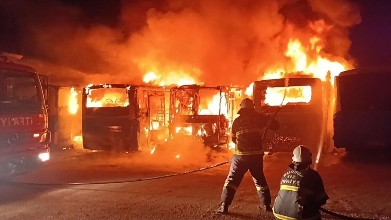 Burdur'daki Yangında 6 Özel Halk Otobüsü Zarar Gördü