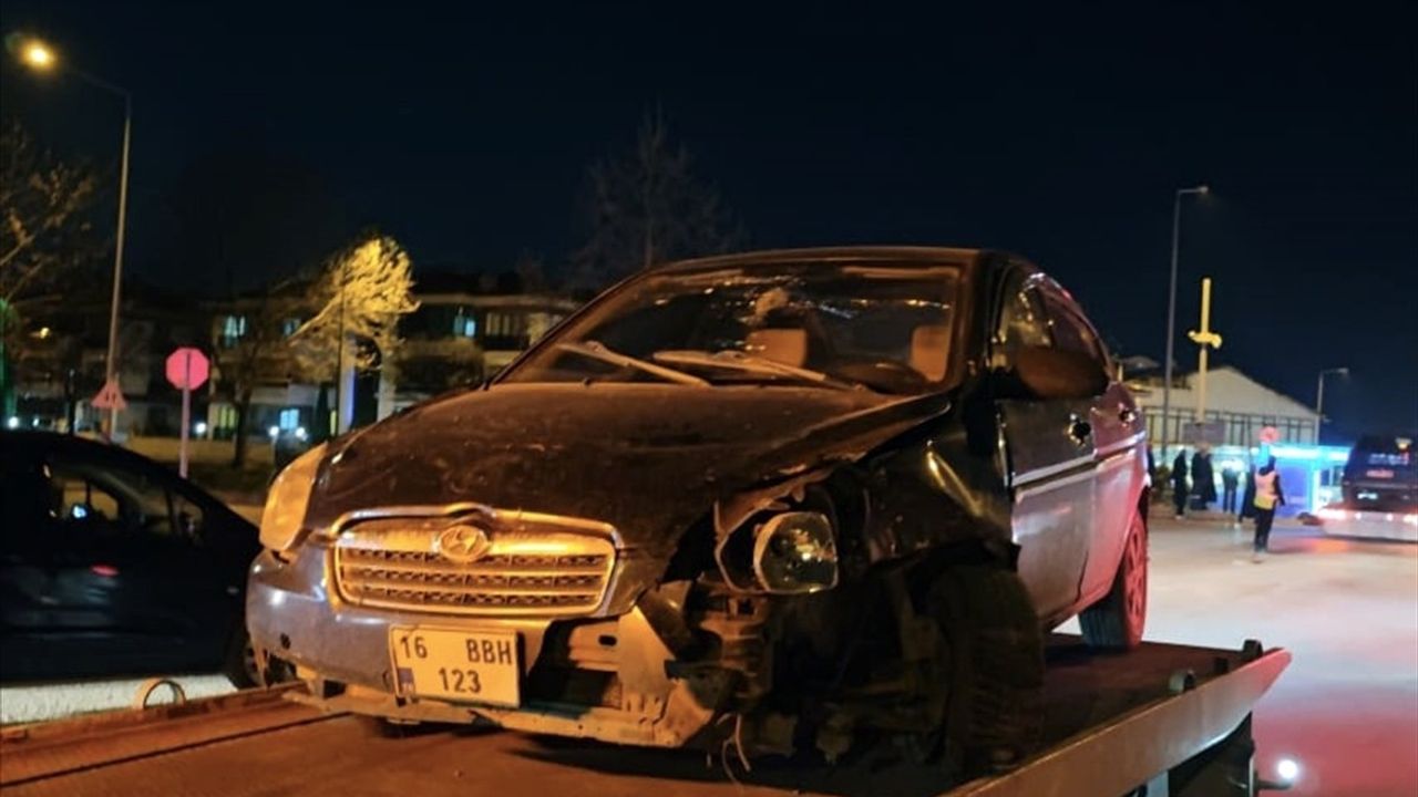 Bursa'da İki Otomobilin Çarpıştığı Kazada 4 Kişi Yaralandı