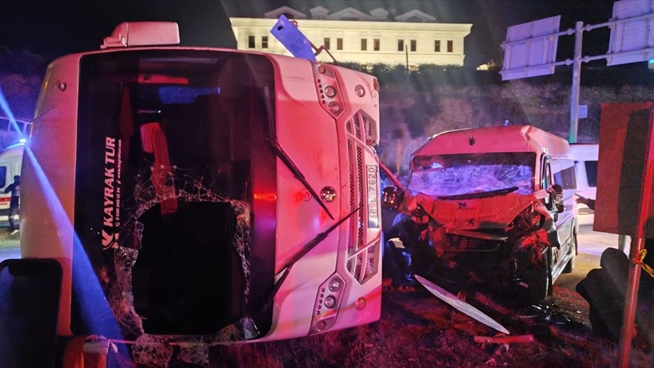 Bursa'da İşçi Servislerinin Karıştığı Kazada 20 Kişi Yaralandı