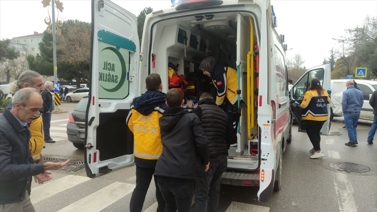 Bursa'da Kaza: Motosiklet Hafif Ticari Araca Çarptı, 2 Yaralı