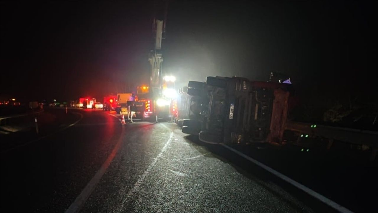 Bursa'da Kimyasal Madde Yüklü Tankerin Devrilmesi Sonucu Sürücü Hayatını Kaybetti