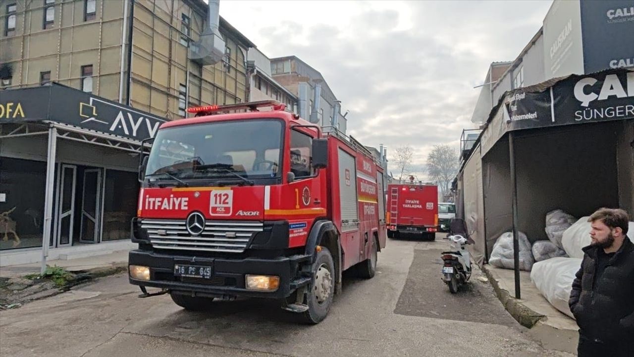 Bursa'nın İnegöl ilçesindeki mobilya imalathanesinde yangın kontrol altına alındı