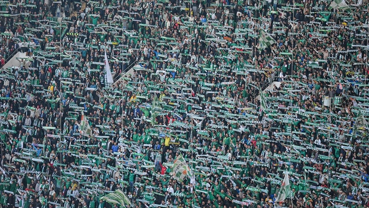 Bursaspor-Karşıyaka Maçı 40 Bin Taraftarla Kapalı Gişe Oynandı