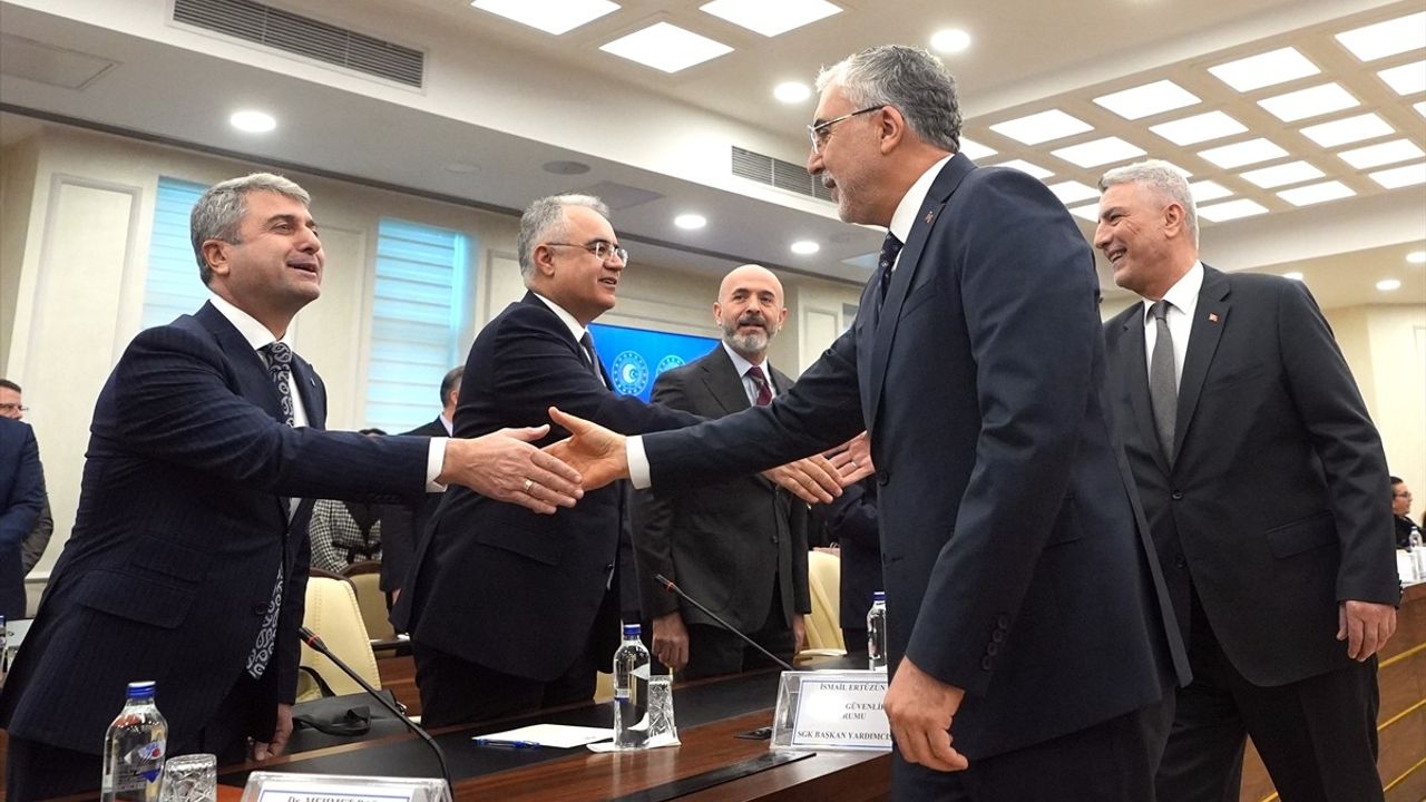 Çalışma Bakanı Işıkhan, Perakendeciler Sektör Toplantısı'nda Önemli Açıklamalarda Bulundu