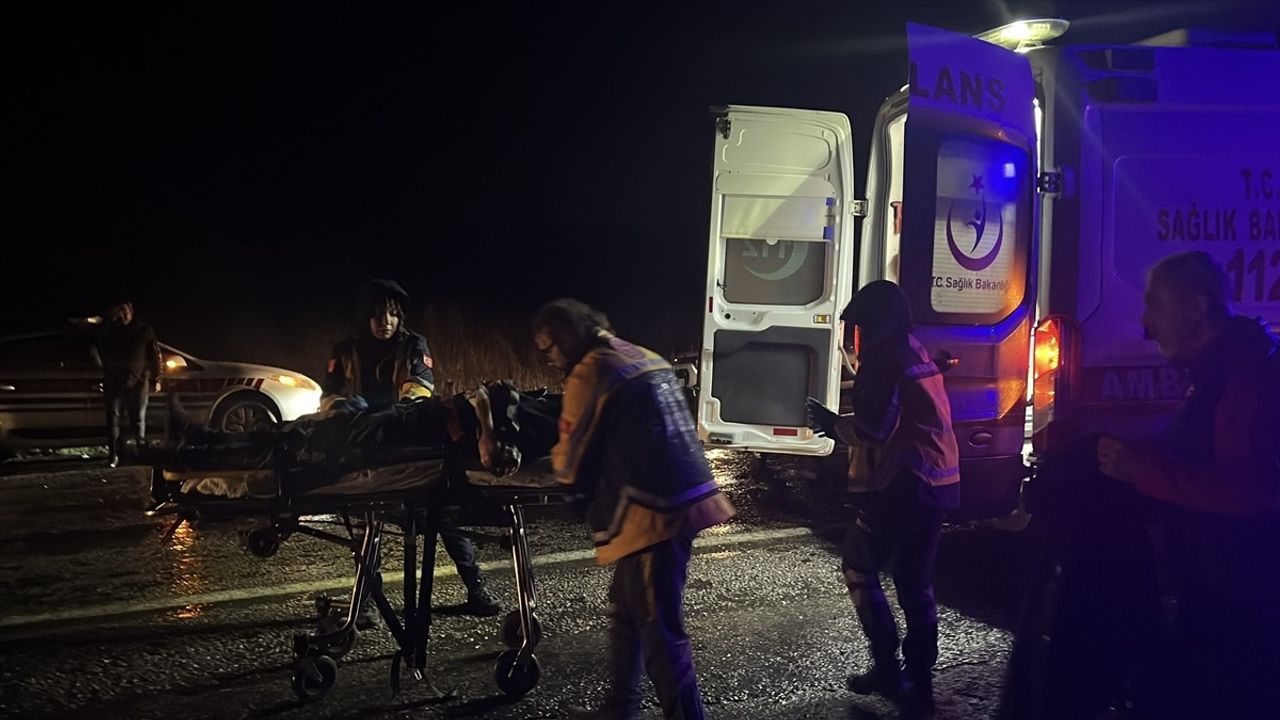 Çanakkale'de İşçi Servisi ile Otomobil Çarpıştı, 4 Yaralı