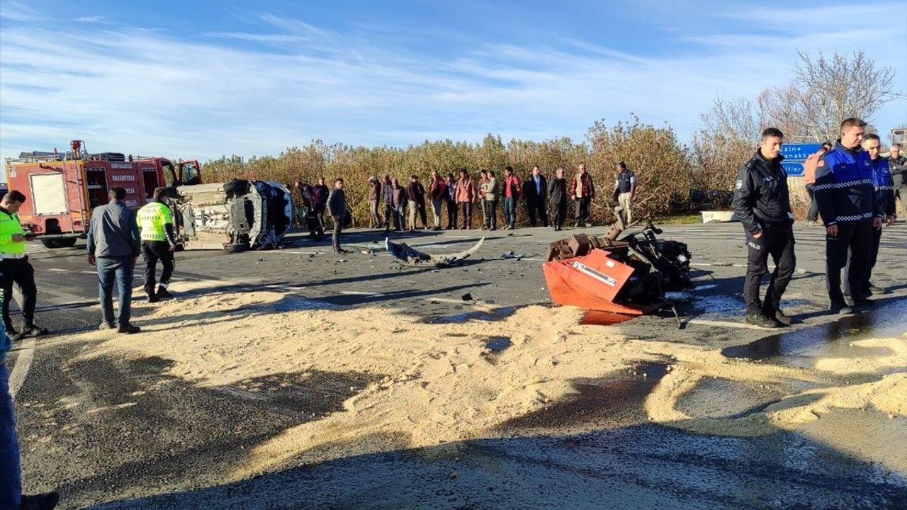 Çanakkale'de Minibüs ve Traktör Çarpıştı: 2 Yaralı