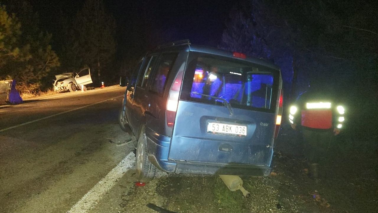 Çanakkale'de Otomobil ve Hafif Ticari Araç Çarpıştı: 1 Ölü, 2 Yaralı