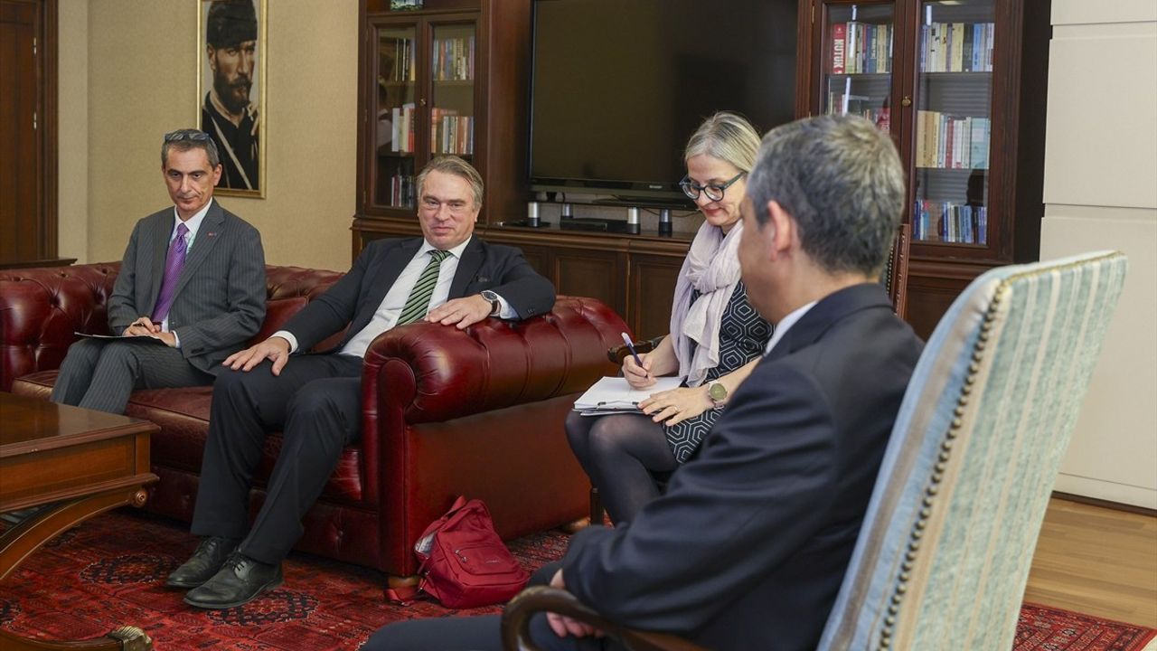 CHP Genel Başkanı Özgür Özel, AB Türkiye Delegasyonu Başkanı Thomas Hans Ossowski ile Görüştü