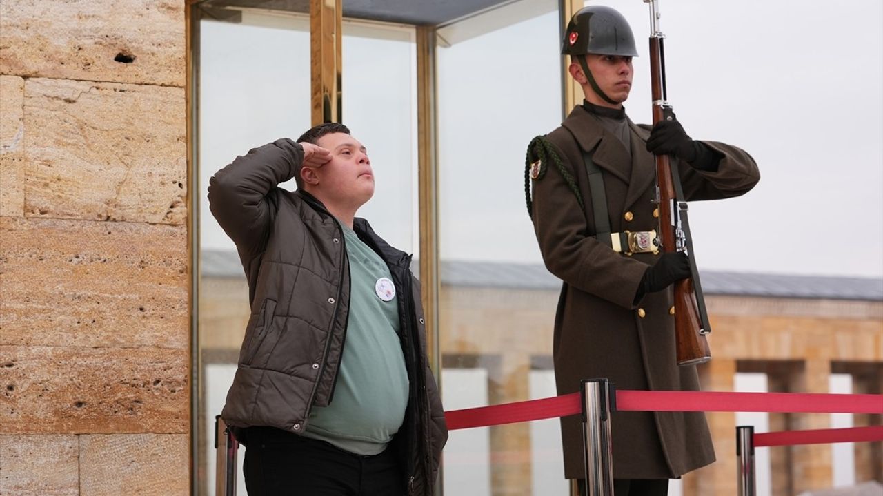 CHP Genel Başkanı Özgür Özel, Anıtkabir'de 3 Aralık Dünya Engelliler Günü'nü kutladı