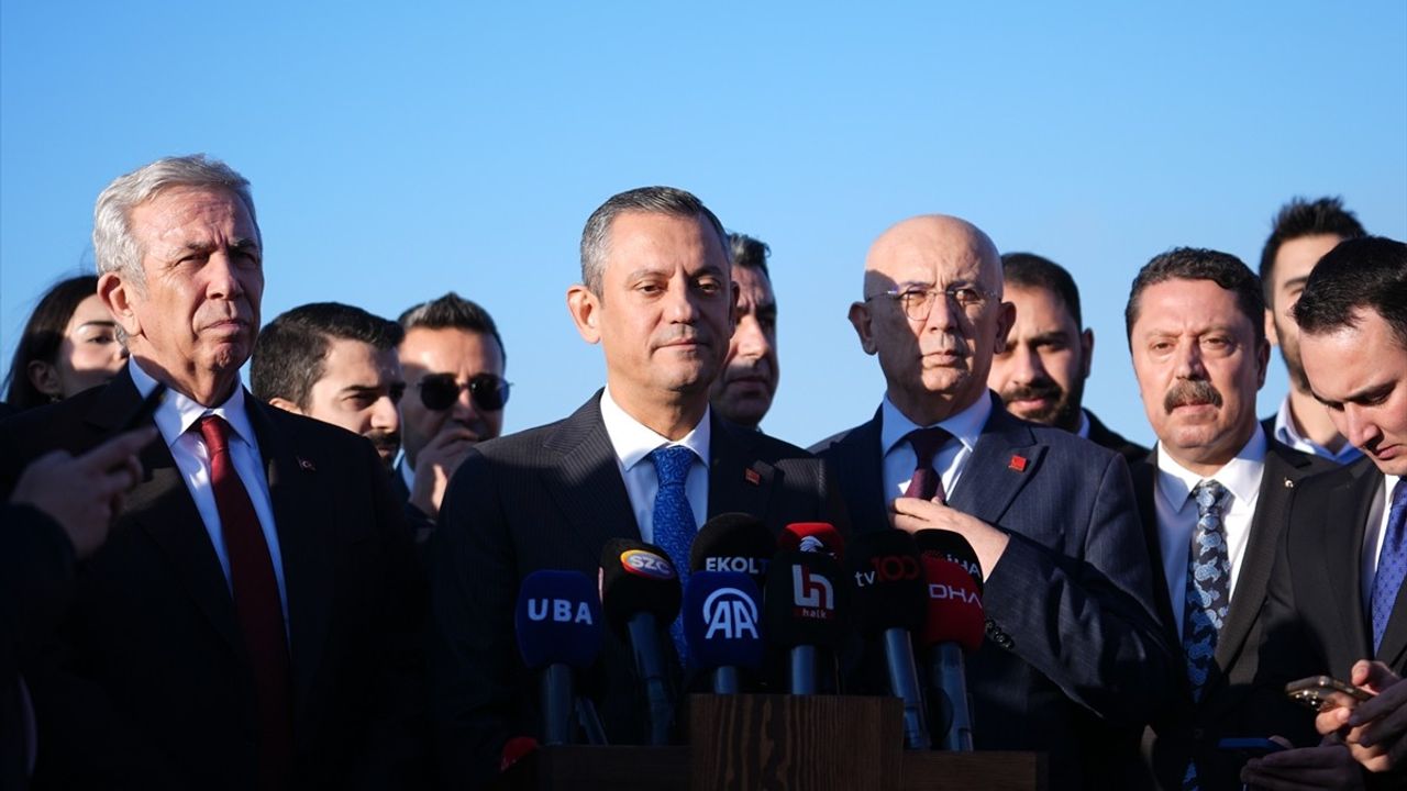 CHP Genel Başkanı Özgür Özel: 'Trump'ın Övgülerine Kapılanlar Dikkatli Olmalı'