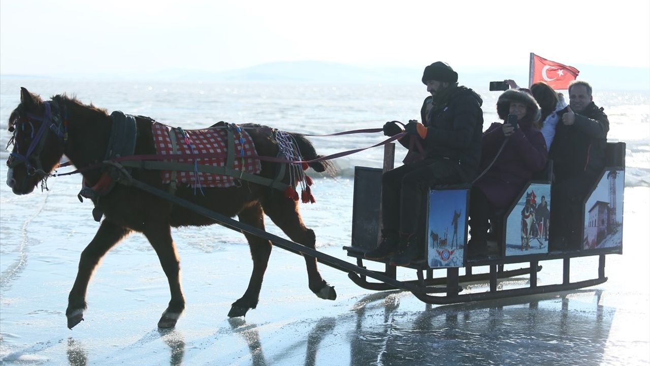 Çıldır Gölü'nde Atlı Kızaklarla Buz Safari Keyfi