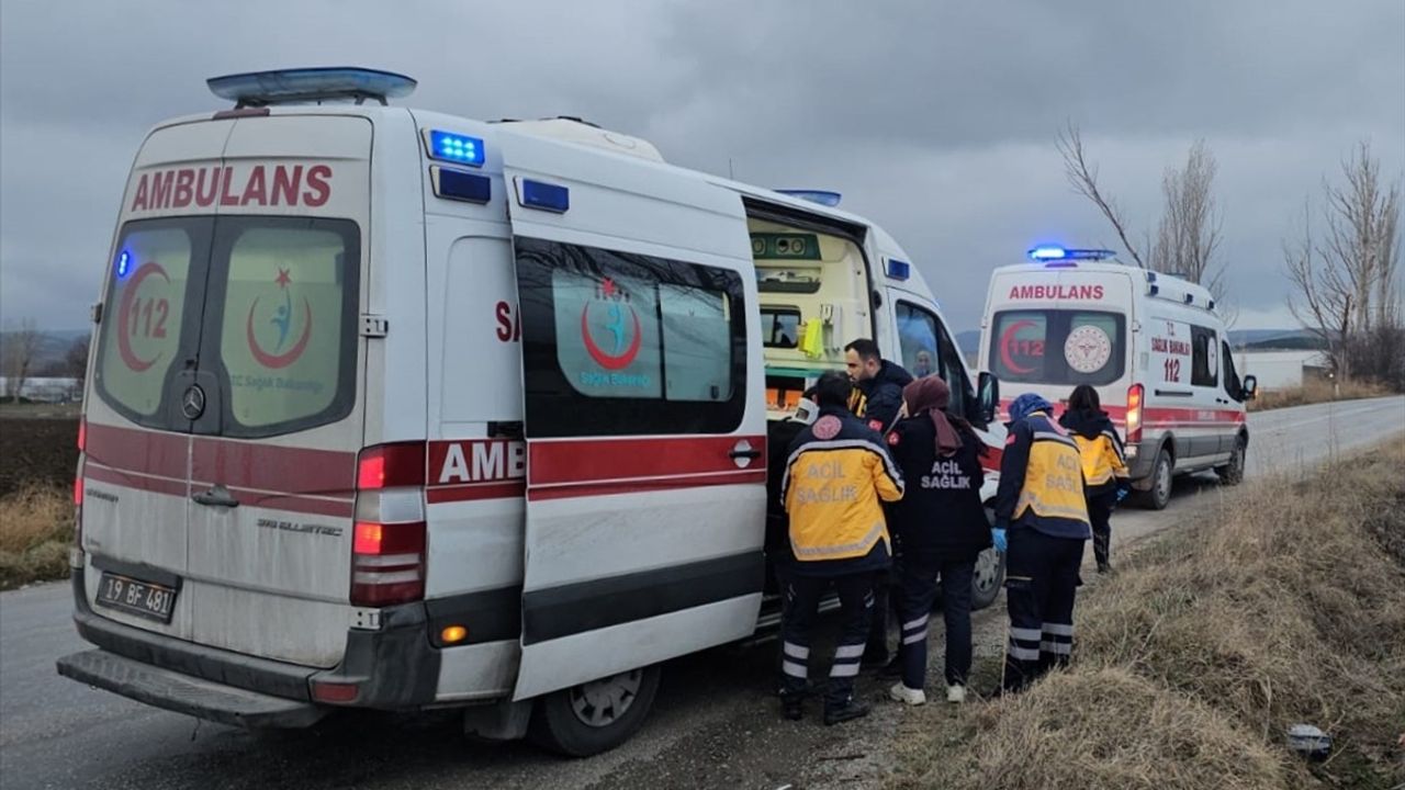 Çorum'da Kamyonla Çarpışan Otomobildeki İki Kişi Yaralandı