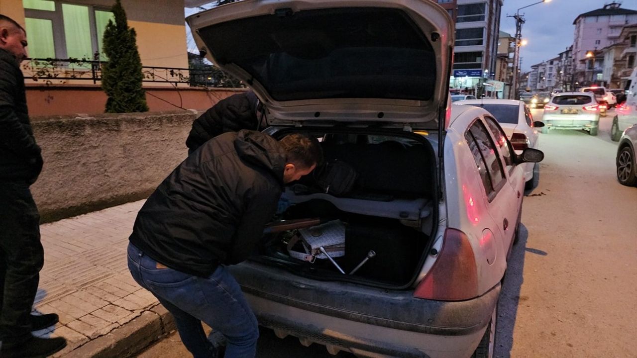 Çorum'da Silahlı Saldırı ve Otomobile Baltalı Saldırı Olayı: Üç Gözaltı