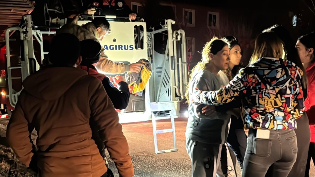 Çorum'daki Apartman Yangınında İki Kişi İtfaiye Tarafından Kurtarıldı