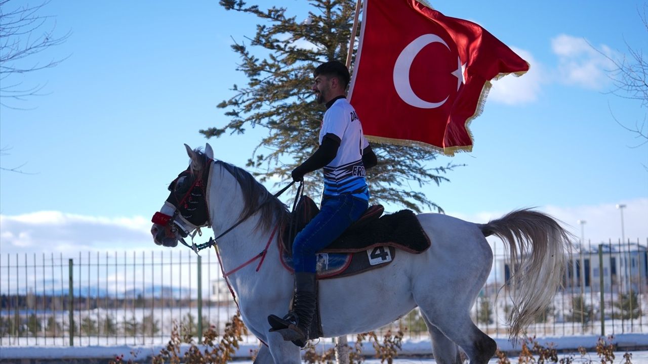 Cumhurbaşkanı Erdoğan, Erzurum'da Atlı Cirit Sporcularıyla Karşılandı