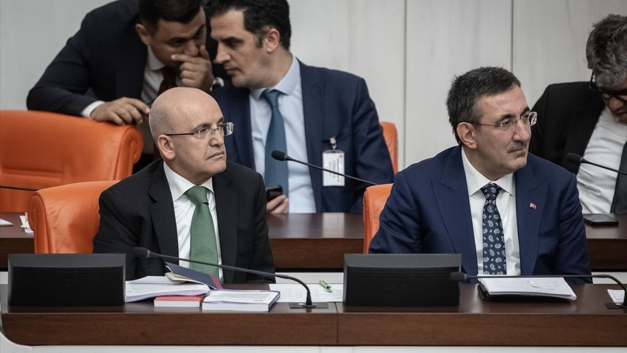 Cumhurbaşkanı Yardımcısı Yılmaz, 2025 Yılı Bütçesini TBMM'de Sundurdu