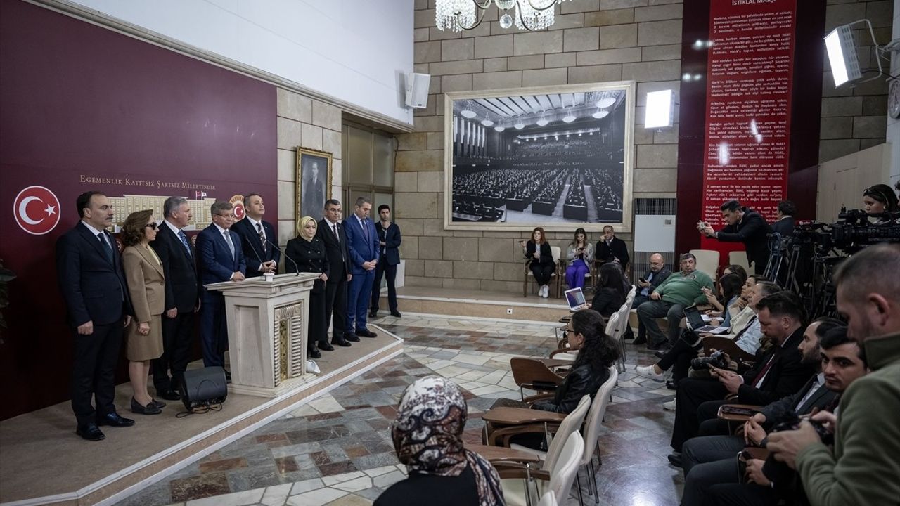 Davutoğlu: Türkiye, Suriye'nin İstikrarına Katkıda Bulunmalı