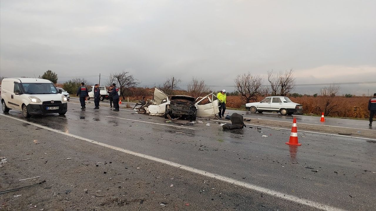 Denizli'de İki Otomobilin Çarpıştığı Kazada 3 Kişi Hayatını Kaybetti, 3 Kişi Yaralandı