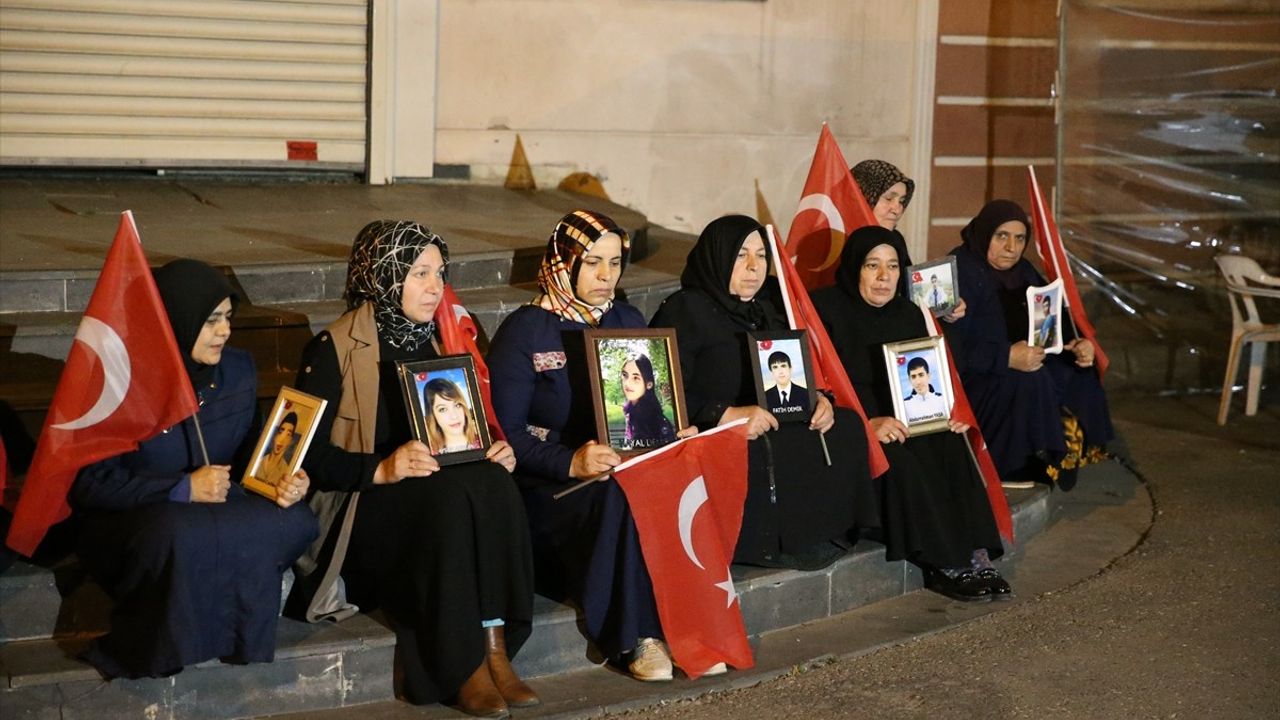 Diyarbakır Anneleri, Evlat Nöbetini Gece de Sürdürüyor