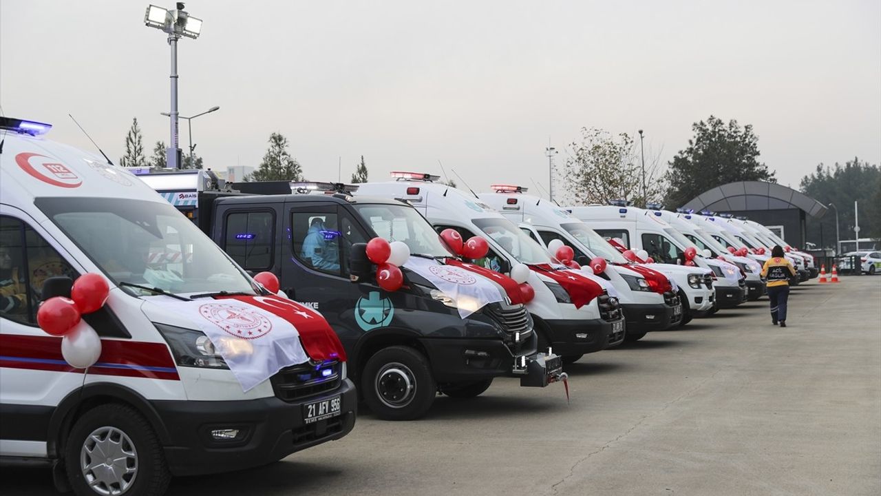 Diyarbakır'da 12 Ambulans ve 4 UMKE Aracı Hizmete Girdi