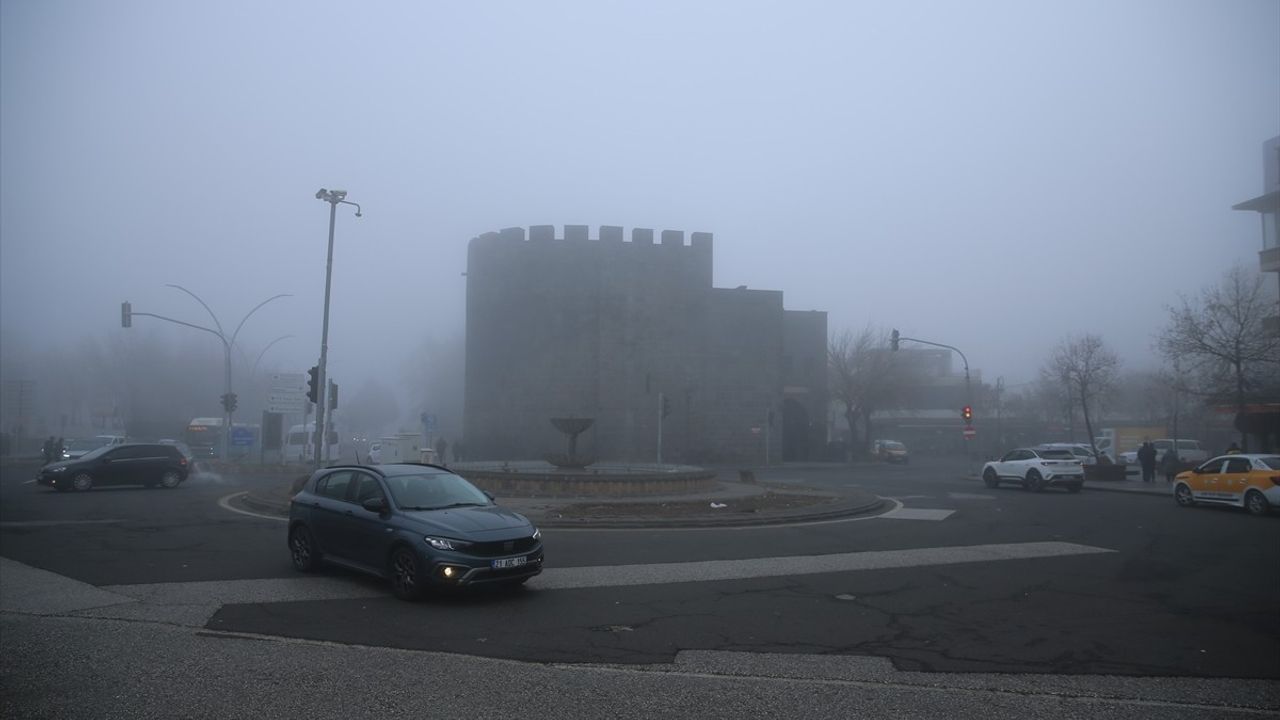 Diyarbakır'da Etkili Olan Sis, Görüş Mesafesini Düşürdü