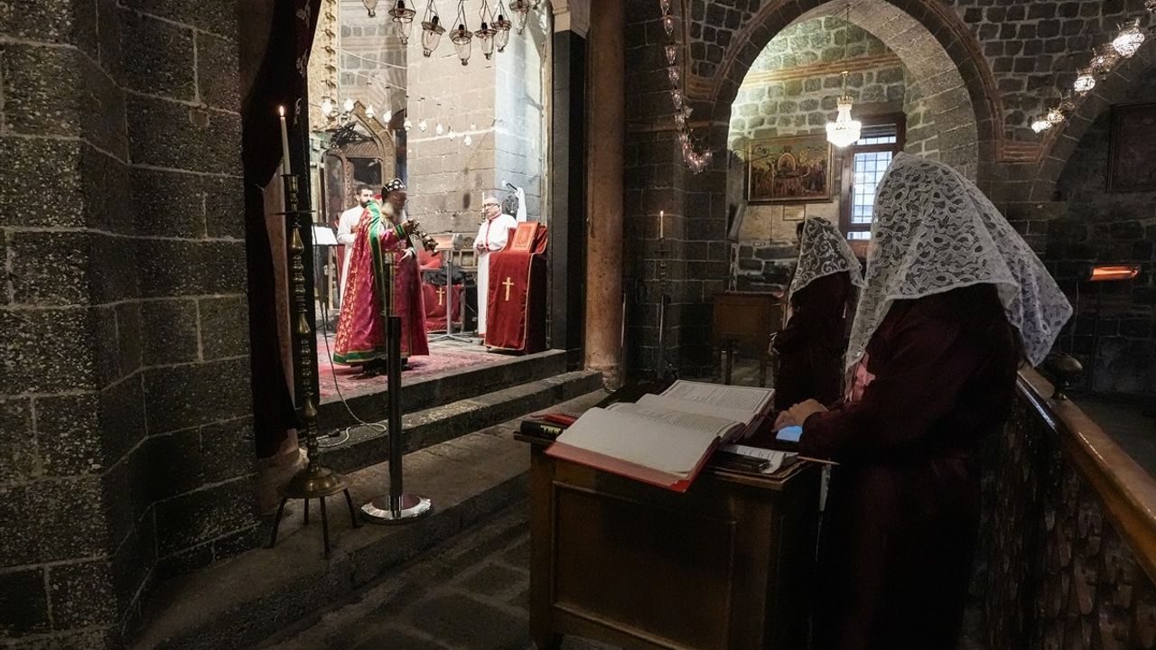 Diyarbakır'da Tarihi Meryem Ana Kilisesi'nde Noel Ayini Düzenlendi