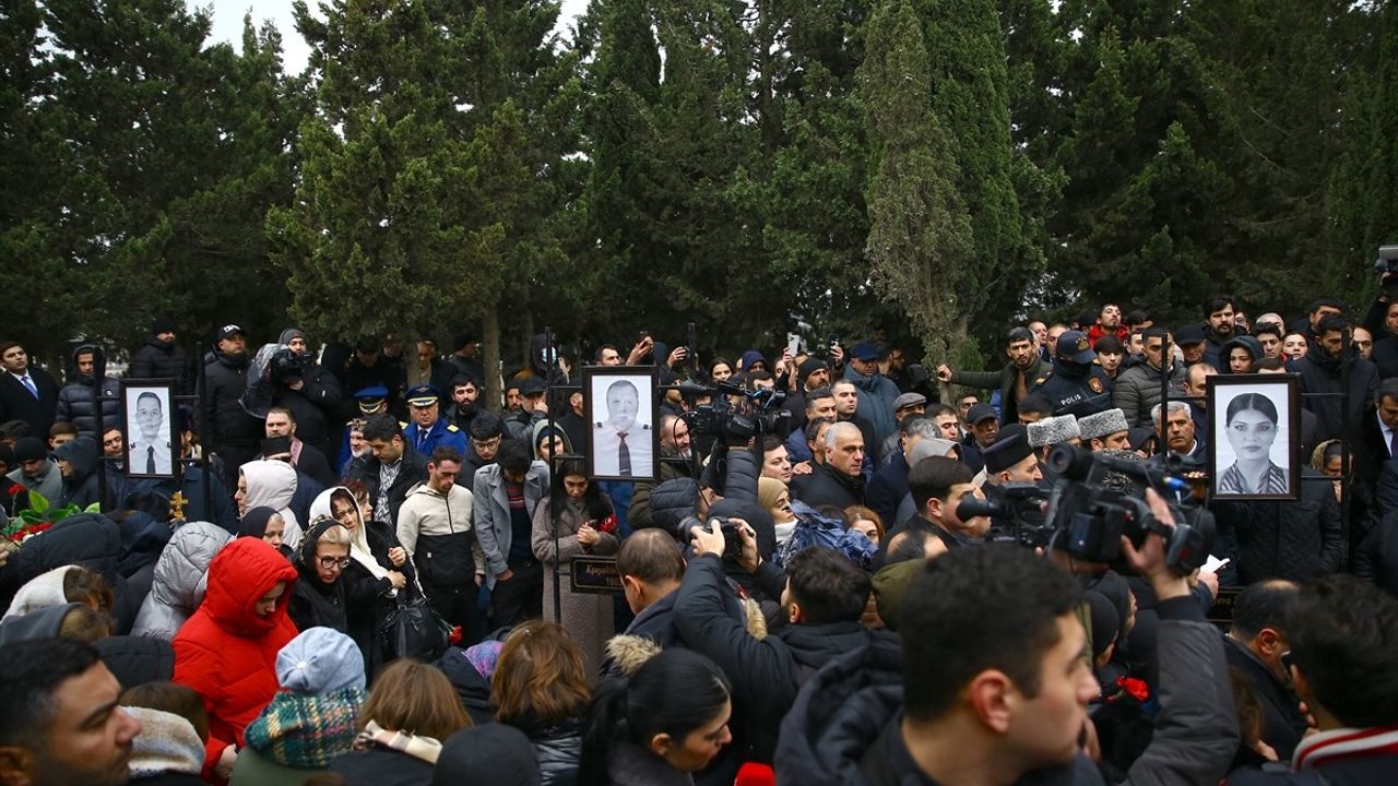 Düşürülen Azerbaycan Uçağındaki Mürettebat Törenle Defnedildi