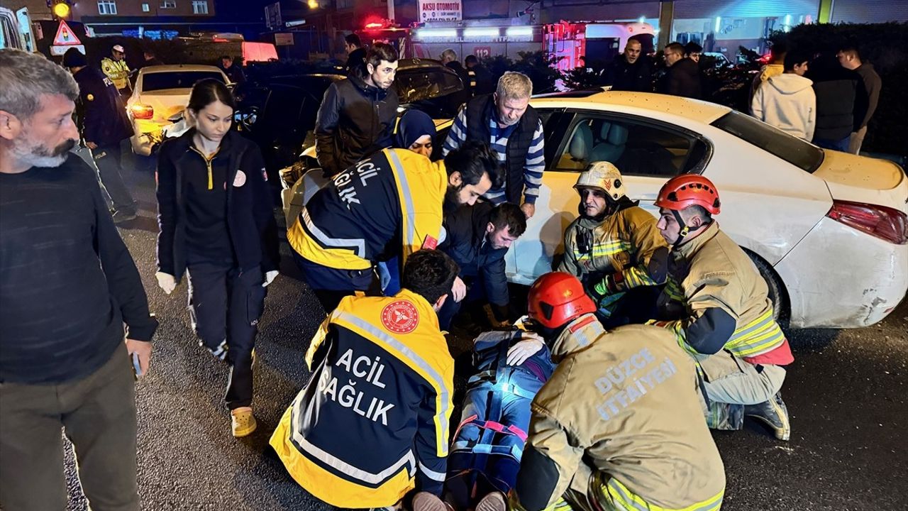 Düzce'de 4 Araçla Gerçekleşen Kazada 3 Kişi Yaralandı