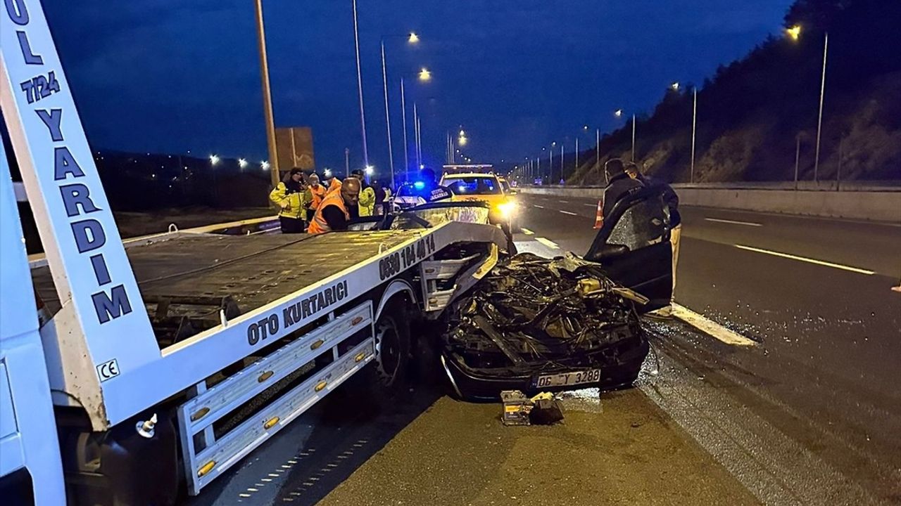 Düzce'de Anadolu Otoyolu'nda Trafik Kazası: İki Kişi Hayatını Kaybetti