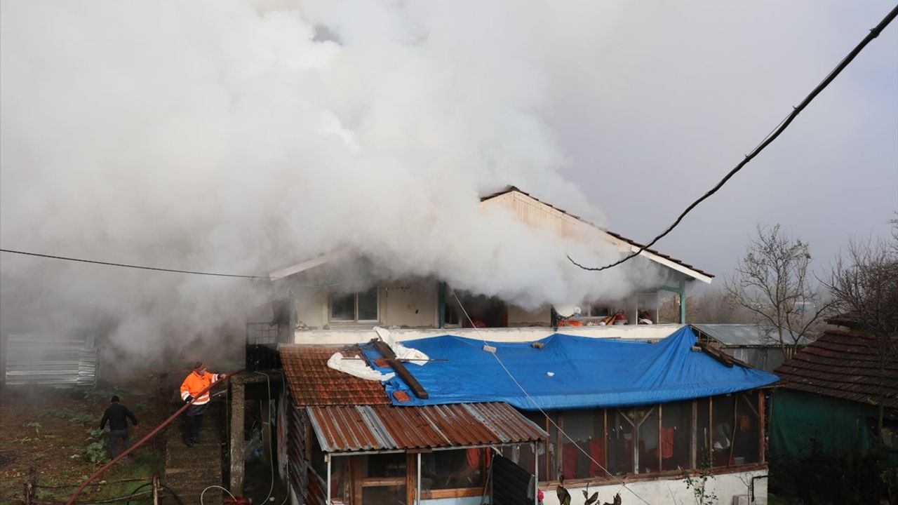Düzce'de Yangın: İki Katlı Ev Kullanılamaz Hale Geldi