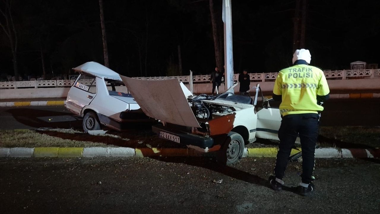 Edirne'de Aydınlatma Direğine Çarpan Otomobildeki Kazada 1 Ölü, 1 Yaralı