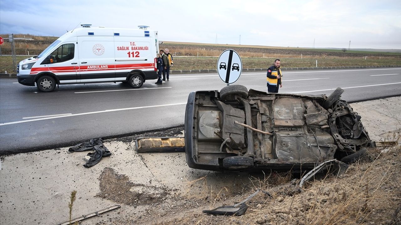 Edirne'de Devrilen Otomobildeki 3 Kişi Yaralandı