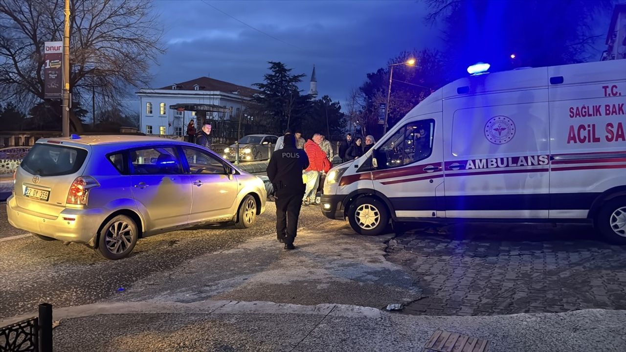 Edirne'de Öğrenci Otomobil Çarpması Sonucu Yaralandı