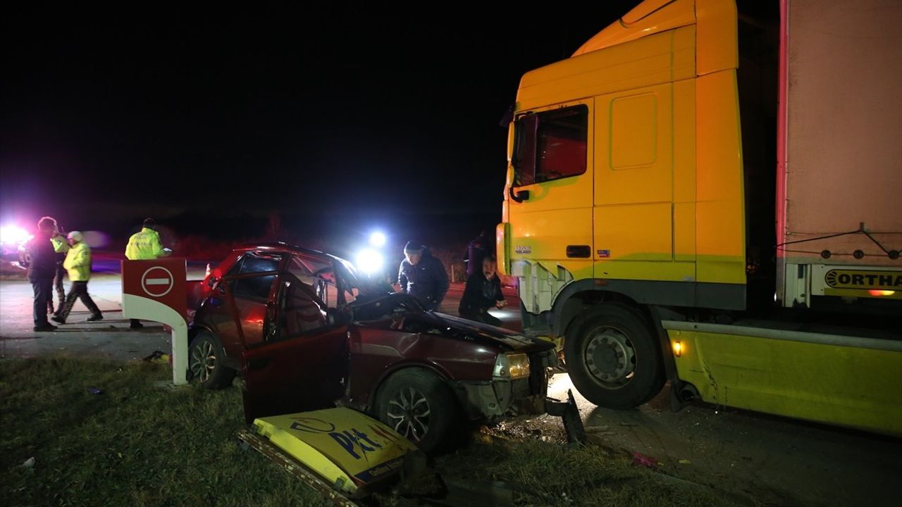 Edirne'de Tırla Çarpışan Otomobilin Sürücüsü Hayatını Kaybetti