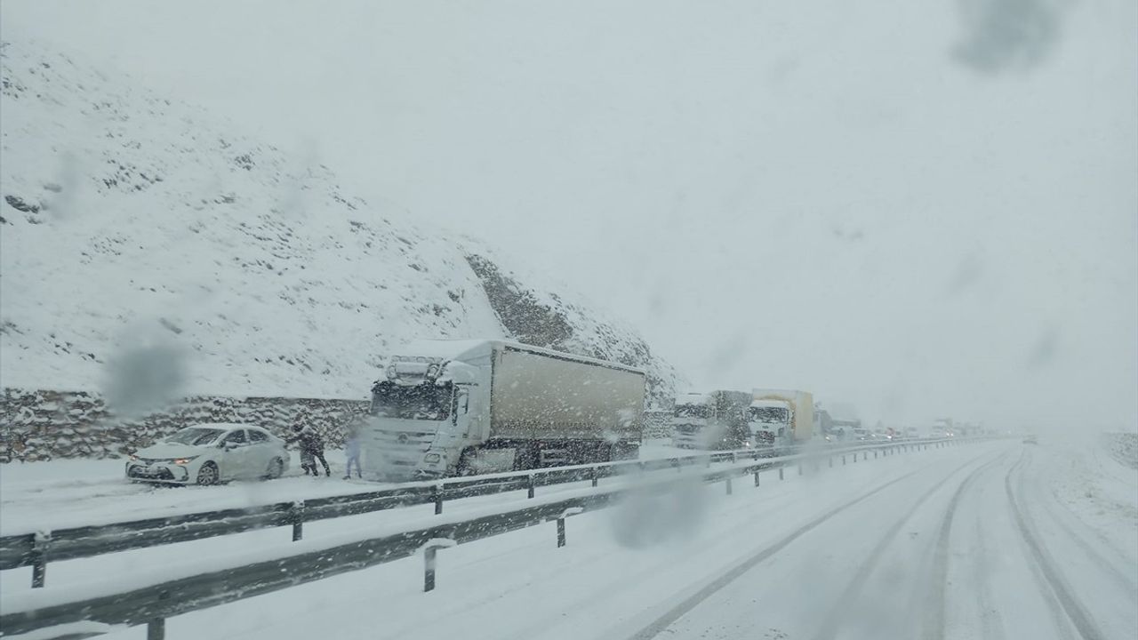 Elazığ'daki Kar Yağışı Kara Yolu Ulaşımını Olumsuz Etkiledi