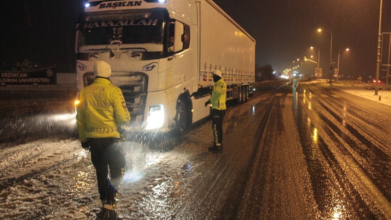 Erzincan'da Kar Nedeniyle Ağır Tonajlı Araçlara Geçiş İzni Verilmedi