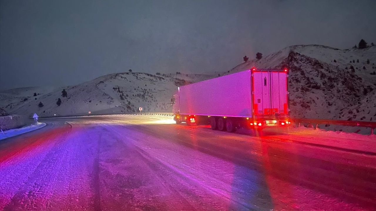 Erzincan-Sivas Kara Yolunda Kar ve Tipi Ulaşımda Zorluklar Yaşatıyor