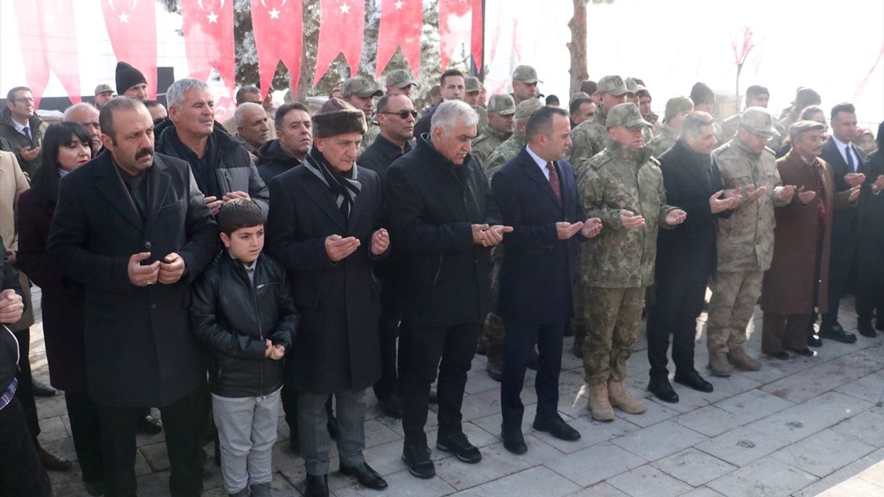 Erzurum'da 58 Yıl Sonra Yangında Şehit Olan 65 Asker Anıldı