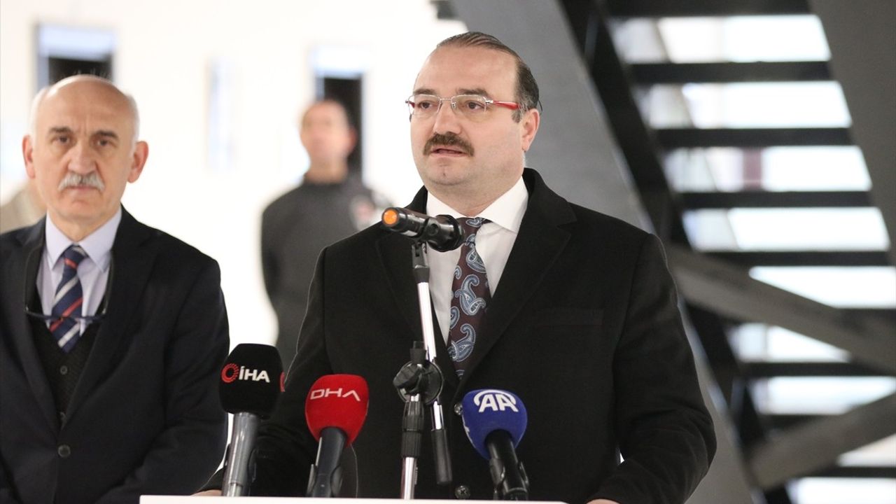 Erzurum'da Buz Kütlesi Düşmesi Sonucu Genç Ağır Yaralandı