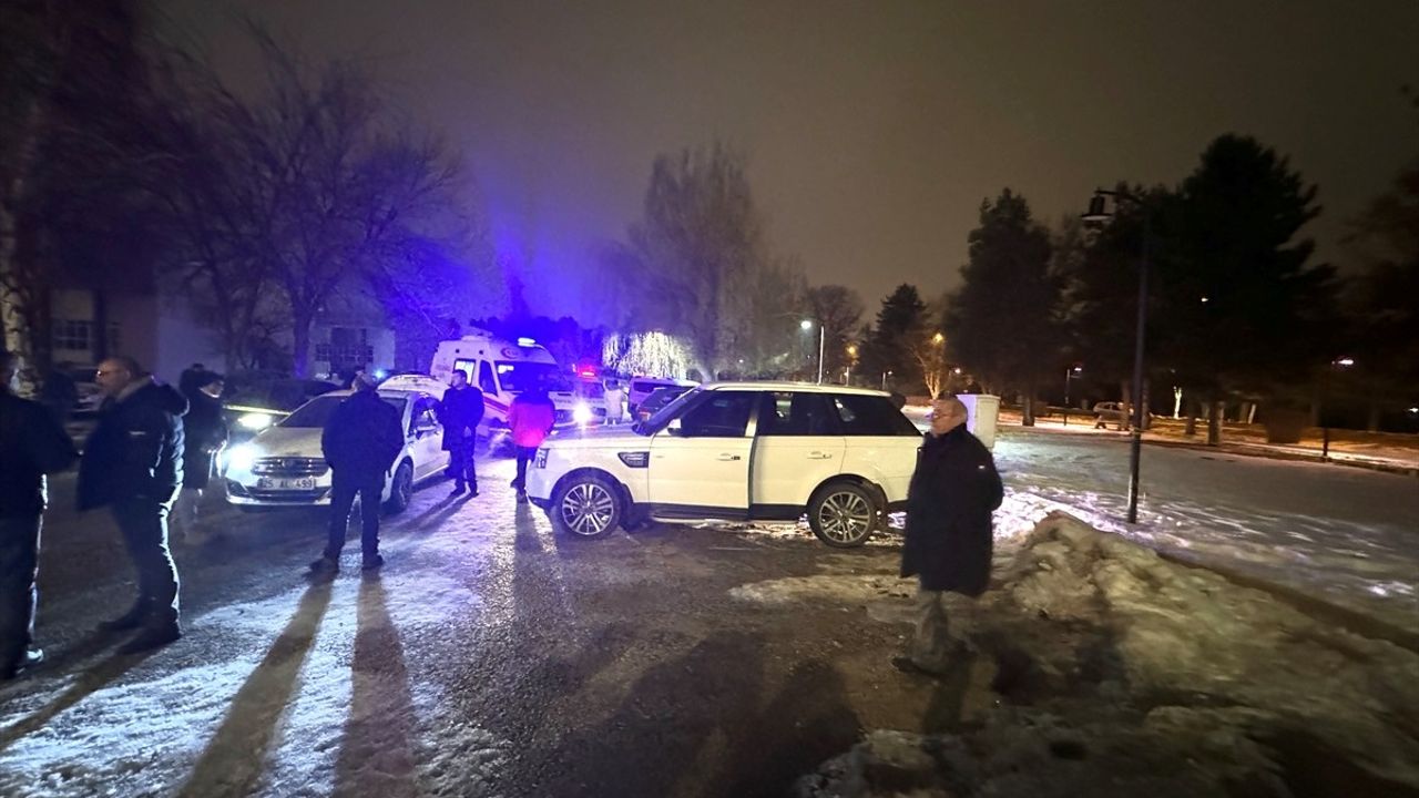 Erzurum'da Kızını Alma Bekleyen Baba Aracında Hayatını Kaybetti