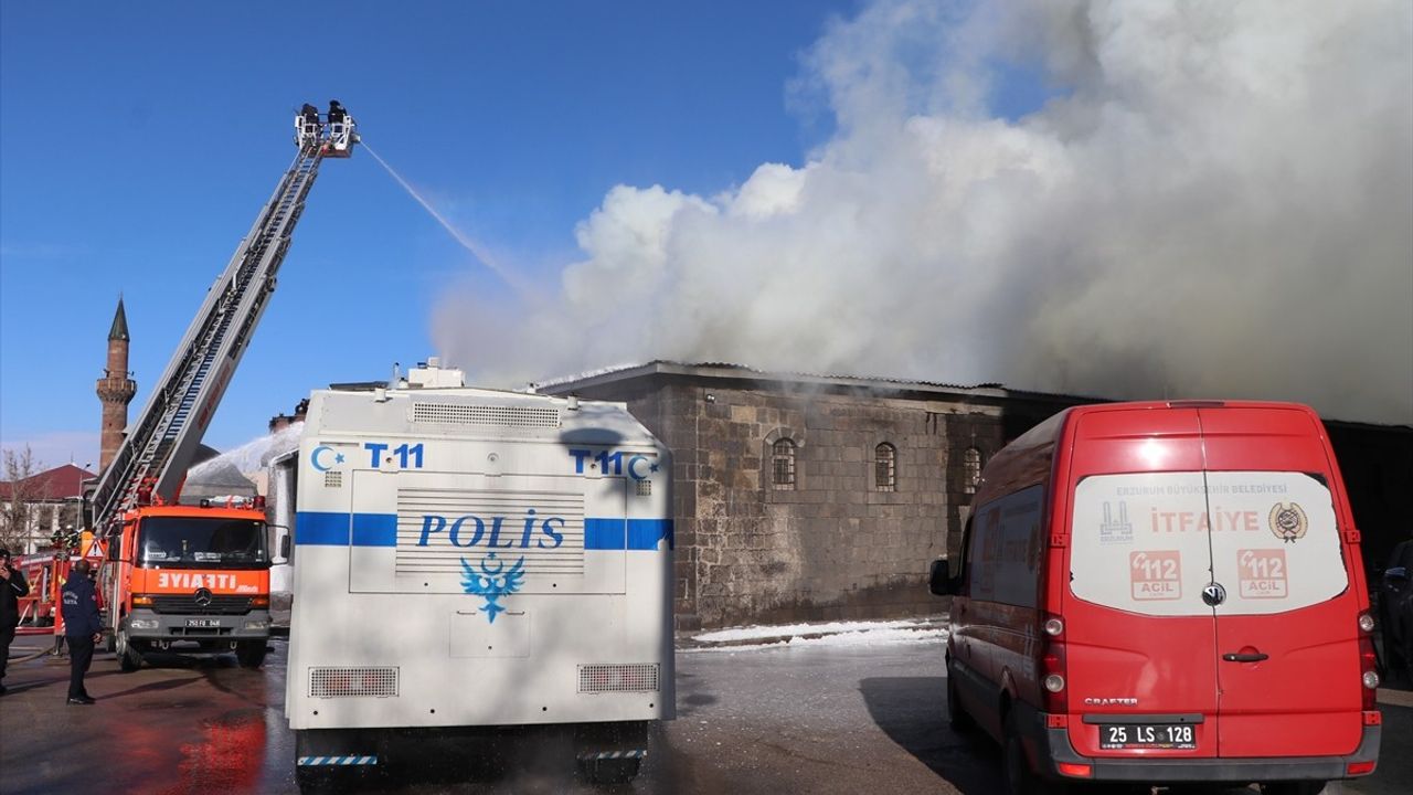 Erzurum'daki Tarihi Taş Ambarlar'da Çatı Yangını Kontrol Altına Alındı